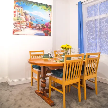 Lucky 7 - Near Bae, Docks, District - Ideal For Trade & Family - 2 Bedrooms - One Double Bed In Each Bedroom - Max 4 Guests