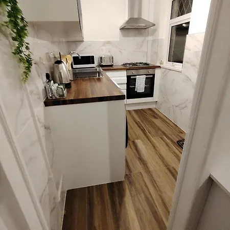 Lucky 7 - Ideal For Trade & Family - 2 Bedrooms - 2 Beds - Max 4 Guests - Close To Bae, Docks, District, Beaches