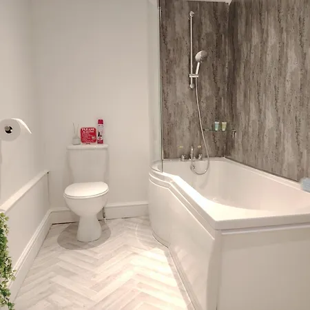 Lucky 7 - Ideal For Trade & Family - 2 Bedrooms - 2 Beds - Max 4 Guests - Close To Bae, Docks, District, Beaches