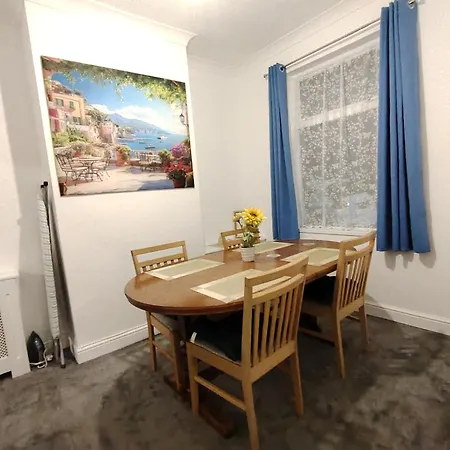Lucky 7 - Ideal For Trade & Family - 2 Bedrooms - 2 Beds - Max 4 Guests - Close To Bae, Docks, District, Beaches בית נופש בארו אין פרנס