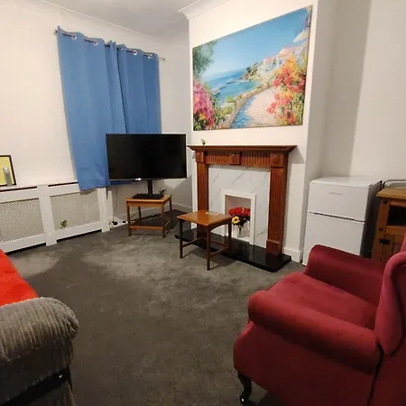 Lucky 7 - Ideal For Trade & Family - 2 Bedrooms - 2 Beds - Max 4 Guests - Close To Bae, Docks, District, Beaches בית נופש