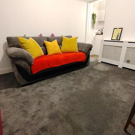 Lucky 7 - Ideal For Trade & Family - 2 Bedrooms - 2 Beds - Max 4 Guests - Close To Bae, Docks, District, Beaches בית נופש *