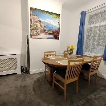 Lucky 7 - Ideal For Trade & Family - 2 Bedrooms - 2 Beds - Max 4 Guests - Close To Bae, Docks, District, Beaches בית נופש