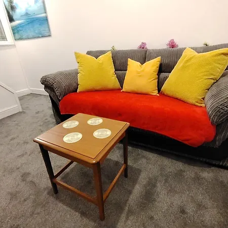 Lucky 7 - Ideal For Trade & Family - 2 Bedrooms - 2 Beds - Max 4 Guests - Close To Bae, Docks, District, Beaches בית נופש