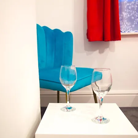 Lucky 7 - Ideal For Trade & Family - 2 Bedrooms - 2 Beds - Max 4 Guests - Close To Bae, Docks, District, Beaches * בארו אין פרנס