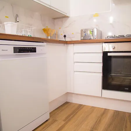 Semesterbostad Lucky 7 - Near Bae, Docks, District - Ideal For Trade & Family - 2 Bedrooms - One Double Bed In Each Bedroom - Max 4 Guests