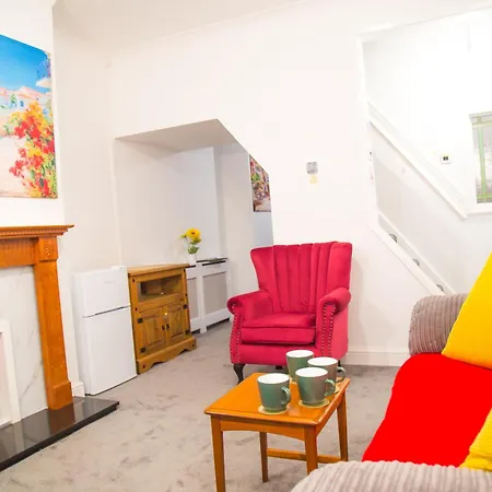 Lucky 7 - Near Bae, Docks, District - Ideal For Trade & Family - 2 Bedrooms - One Double Bed In Each Bedroom - Max 4 Guests