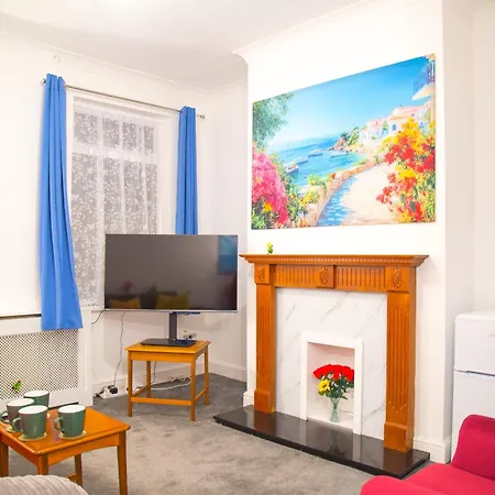 Lucky 7 - Near Bae, Docks, District - Ideal For Trade & Family - 2 Bedrooms - One Double Bed In Each Bedroom - Max 4 Guests Semesterbostad