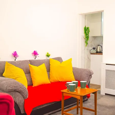 Lucky 7 - Ideal For Trade & Family - 2 Bedrooms - 2 Beds - Max 4 Guests - Close To Bae, Docks, District, Beaches בית נופש בארו אין פרנס