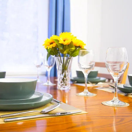 Lucky 7 - Near Bae, Docks, District - Ideal For Trade & Family - 2 Bedrooms - One Double Bed In Each Bedroom - Max 4 Guests *