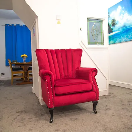 Lucky 7 - Ideal For Trade & Family - 2 Bedrooms - 2 Beds - Max 4 Guests - Close To Bae, Docks, District, Beaches *