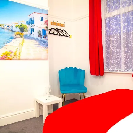 Lucky 7 - Near Bae, Docks, District - Ideal For Trade & Family - 2 Bedrooms - One Double Bed In Each Bedroom - Max 4 Guests *