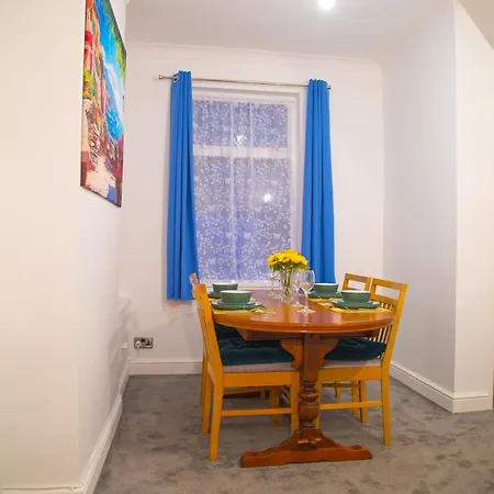 Lucky 7 - Near Bae, Docks, District - Ideal For Trade & Family - 2 Bedrooms - One Double Bed In Each Bedroom - Max 4 Guests Semesterbostad *