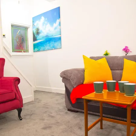 Lucky 7 - Near Bae, Docks, District - Ideal For Trade & Family - 2 Bedrooms - One Double Bed In Each Bedroom - Max 4 Guests Barrow-in-Furness