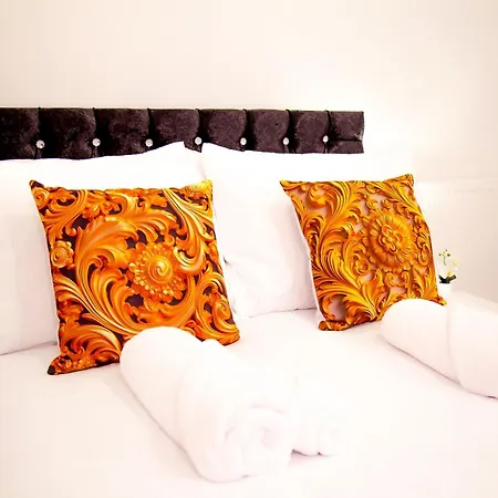 7 - Near Bae, Docks, District - Ideal For Trade & Family - 2 Bedrooms - One Double Bed In Each Bedroom - Max 4 Guests Casa de Férias *