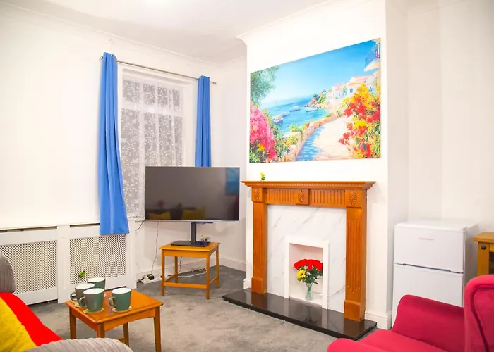 7 - Near Bae, Docks, District - Ideal For Trade & Family - 2 Bedrooms - One Double Bed In Each Bedroom - Max 4 Guests Casa de Férias