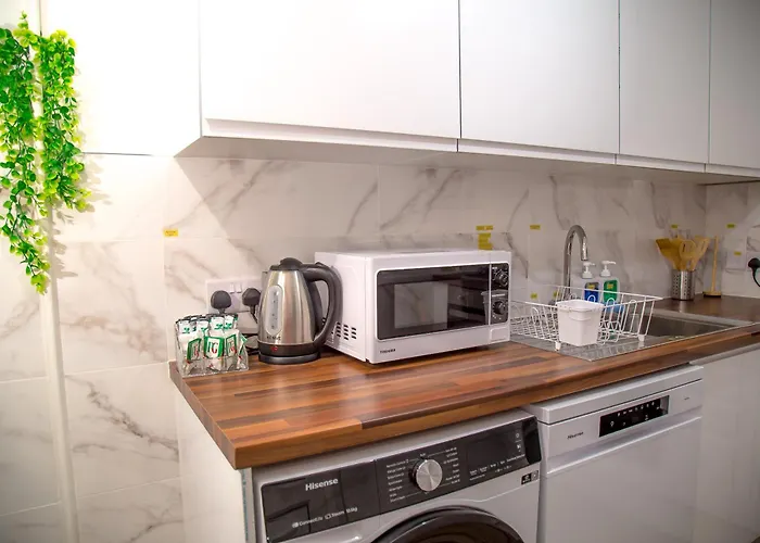 Casa de Férias 7 - Near Bae, Docks, District - Ideal For Trade & Family - 2 Bedrooms - One Double Bed In Each Bedroom - Max 4 Guests