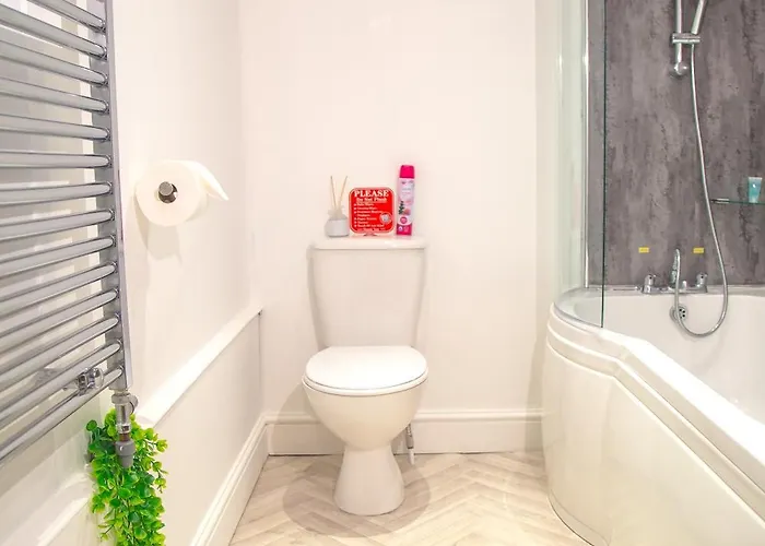 Casa de Férias 7 - Near Bae, Docks, District - Ideal For Trade & Family - 2 Bedrooms - One Double Bed In Each Bedroom - Max 4 Guests *