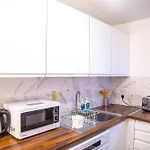 Lucky 7 - Near Bae, Docks, District - Ideal For Trade & Family - 2 Bedrooms - One Double Bed In Each Bedroom - Max 4 Guests *