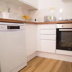 Σπίτι διακοπών 7 - Near Bae, Docks, District - Ideal For Trade & Family - 2 Bedrooms - One Double Bed In Each Bedroom - Max 4 Guests