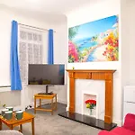 Lucky 7 - Near Bae, Docks, District - Ideal For Trade & Family - 2 Bedrooms - One Double Bed In Each Bedroom - Max 4 Guests Сasa de vacaciones