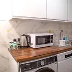 Σπίτι διακοπών 7 - Near Bae, Docks, District - Ideal For Trade & Family - 2 Bedrooms - One Double Bed In Each Bedroom - Max 4 Guests