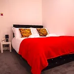 Lucky 7 - Near Bae, Docks, District - Ideal For Trade & Family - 2 Bedrooms - One Double Bed In Each Bedroom - Max 4 Guests Nyaraló *