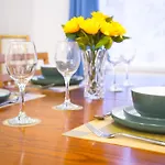 Nyaraló Lucky 7 - Near Bae, Docks, District - Ideal For Trade & Family - 2 Bedrooms - One Double Bed In Each Bedroom - Max 4 Guests *