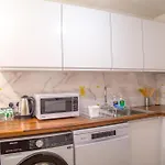 Сasa de vacaciones Lucky 7 - Near Bae, Docks, District - Ideal For Trade & Family - 2 Bedrooms - One Double Bed In Each Bedroom - Max 4 Guests *