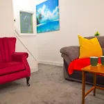 Σπίτι διακοπών 7 - Near Bae, Docks, District - Ideal For Trade & Family - 2 Bedrooms - One Double Bed In Each Bedroom - Max 4 Guests *