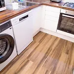 Lucky 7 - Near Bae, Docks, District - Ideal For Trade & Family - 2 Bedrooms - One Double Bed In Each Bedroom - Max 4 Guests