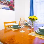 Lucky 7 - Near Bae, Docks, District - Ideal For Trade & Family - 2 Bedrooms - One Double Bed In Each Bedroom - Max 4 Guests Nyaraló
