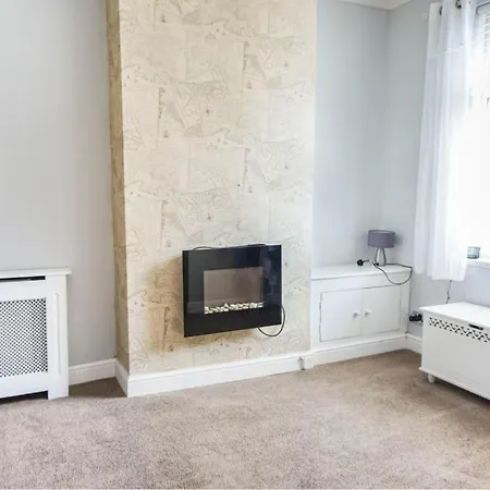 Holiday home Lucky 7 - Ideal For Trade & Family - 2 Bedrooms - 2 Beds - Max 4 Guests - Close To Bae, Docks, District, Beaches *