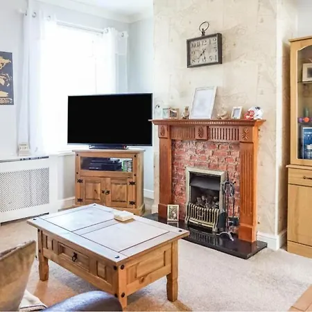 Holiday home Lucky 7 - Ideal For Trade & Family - 2 Bedrooms - 2 Beds - Max 4 Guests - Close To Bae, Docks, District, Beaches