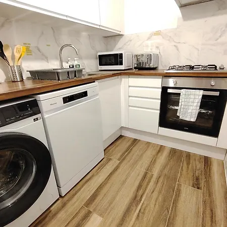 Lucky 7 - Ideal For Trade & Family - 2 Bedrooms - 2 Beds - Max 4 Guests - Close To Bae, Docks, District, Beaches *