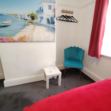 Lucky 7 - Ideal For Trade & Family - 2 Bedrooms - 2 Beds - Max 4 Guests - Close To Bae, Docks, District, Beaches