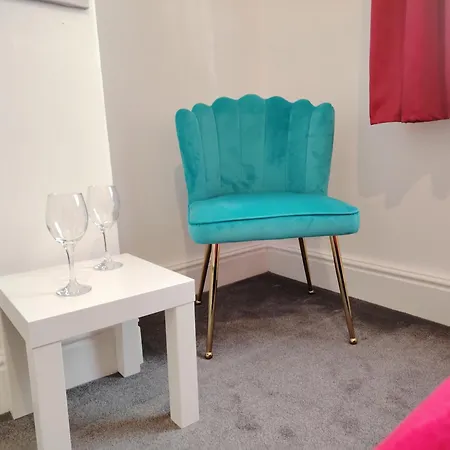 Lucky 7 - Ideal For Trade & Family - 2 Bedrooms - 2 Beds - Max 4 Guests - Close To Bae, Docks, District, Beaches *