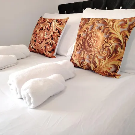 Lucky 7 - Ideal For Trade & Family - 2 Bedrooms - 2 Beds - Max 4 Guests - Close To Bae, Docks, District, Beaches