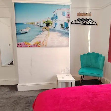 Lucky 7 - Ideal For Trade & Family - 2 Bedrooms - 2 Beds - Max 4 Guests - Close To Bae, Docks, District, Beaches *