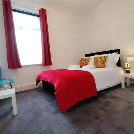 Lucky 7 - Ideal For Trade & Family - 2 Bedrooms - 2 Beds - Max 4 Guests - Close To Bae, Docks, District, Beaches *