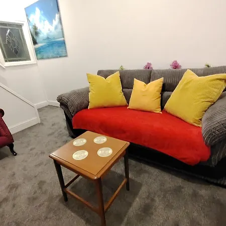 Lucky 7 - Ideal For Trade & Family - 2 Bedrooms - 2 Beds - Max 4 Guests - Close To Bae, Docks, District, Beaches *