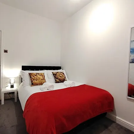 Lucky 7 - Ideal For Trade & Family - 2 Bedrooms - 2 Beds - Max 4 Guests - Close To Bae, Docks, District, Beaches