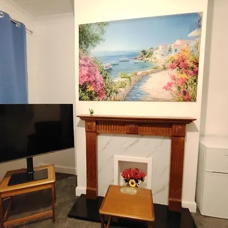 Lucky 7 - Ideal For Trade & Family - 2 Bedrooms - 2 Beds - Max 4 Guests - Close To Bae, Docks, District, Beaches *