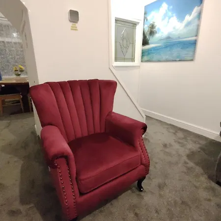 Lucky 7 - Ideal For Trade & Family - 2 Bedrooms - 2 Beds - Max 4 Guests - Close To Bae, Docks, District, Beaches *