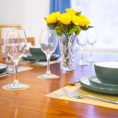 Ferienhaus Lucky 7 - Near Bae, Docks, District - Ideal For Trade & Family - 2 Bedrooms - One Double Bed In Each Bedroom - Max 4 Guests *
