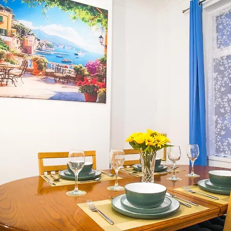 Lucky 7 - Near Bae, Docks, District - Ideal For Trade & Family - 2 Bedrooms - One Double Bed In Each Bedroom - Max 4 Guests *