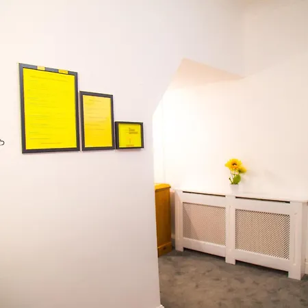 Lucky 7 - Near Bae, Docks, District - Ideal For Trade & Family - 2 Bedrooms - One Double Bed In Each Bedroom - Max 4 Guests *