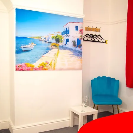 Lucky 7 - Near Bae, Docks, District - Ideal For Trade & Family - 2 Bedrooms - One Double Bed In Each Bedroom - Max 4 Guests Ferienhaus