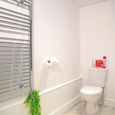 Lucky 7 - Near Bae, Docks, District - Ideal For Trade & Family - 2 Bedrooms - One Double Bed In Each Bedroom - Max 4 Guests * Barrow-in-Furness