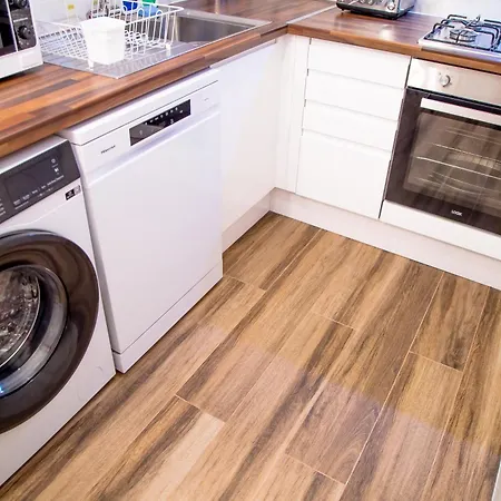Lucky 7 - Near Bae, Docks, District - Ideal For Trade & Family - 2 Bedrooms - One Double Bed In Each Bedroom - Max 4 Guests